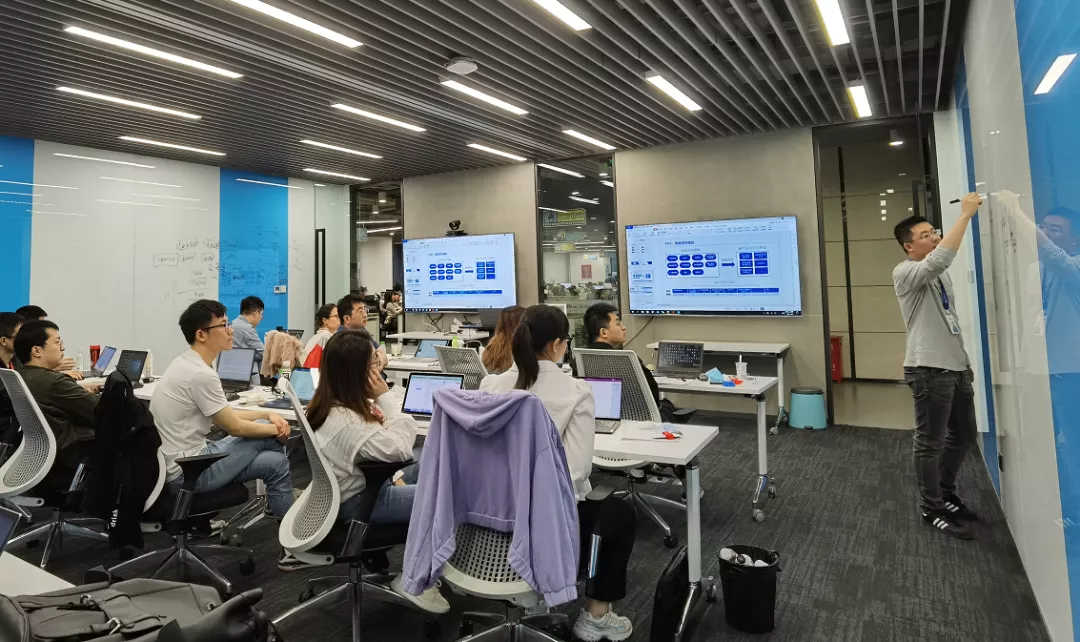 风险计量模型工程师正在授课