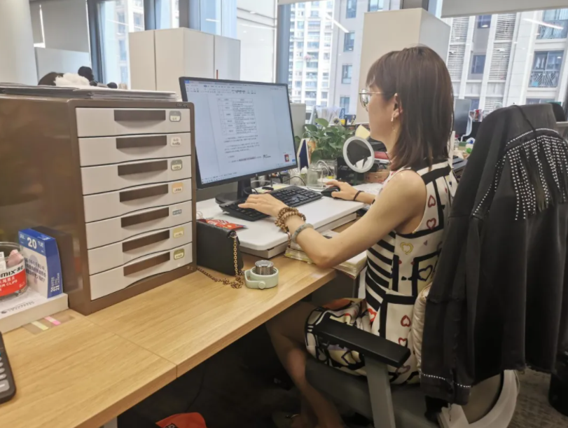 王梓在工作中